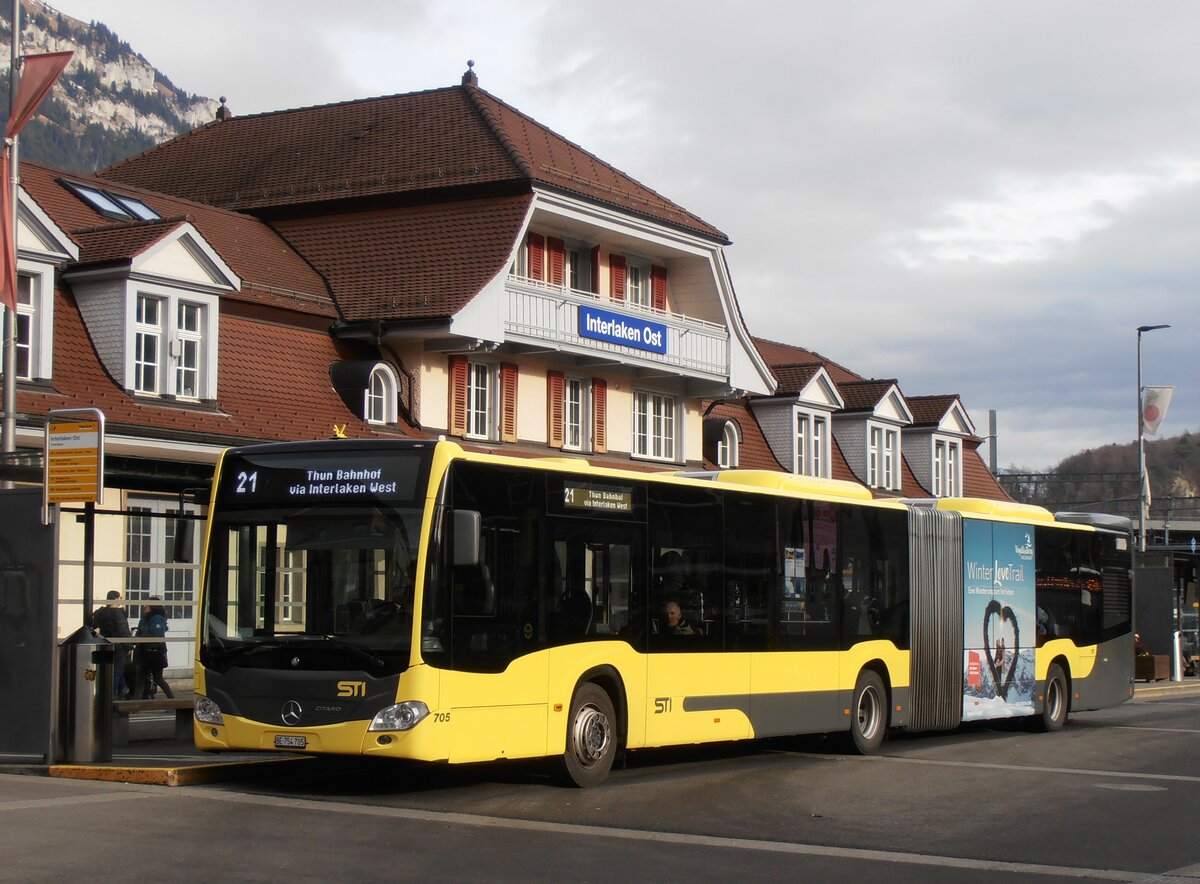 (257'990) - STI Thun - Nr. 705/BE 754'705 - Mercedes am 29. Dezember 2023 beim Bahnhof Interlaken Ost