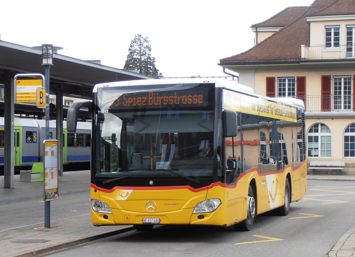 (258'004) - PostAuto Bern - BE 657'480/PID 11'017 - Mercedes am 29. Dezember 2023 beim Bahnhof Spiez