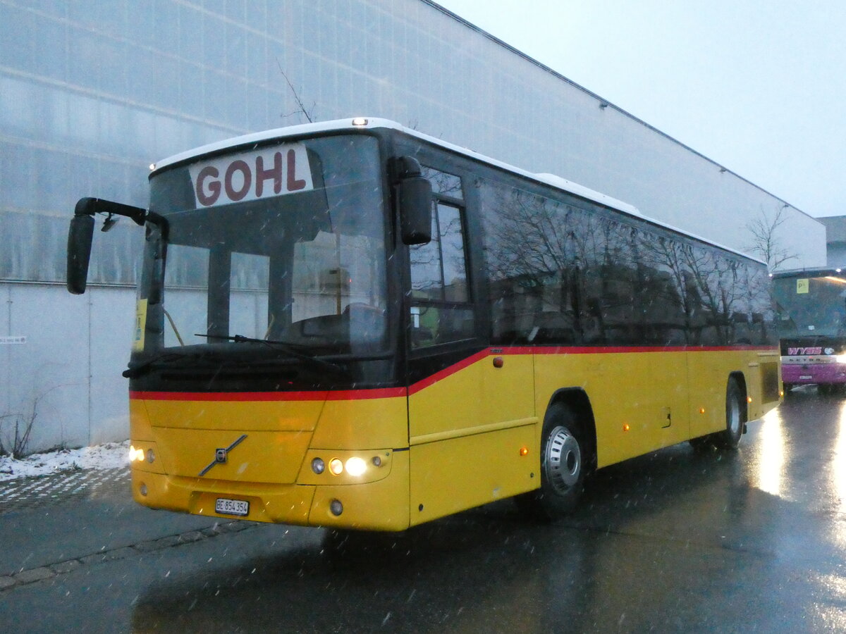 (258'157) - Gohl, Herzogenbuchsee - BE 854'354 - Volvo (ex Rojoma, Schftland; ex Schmidt, Oberbren PID 5103) am 6. Januar 2024 beim Bahnhof Frutigen