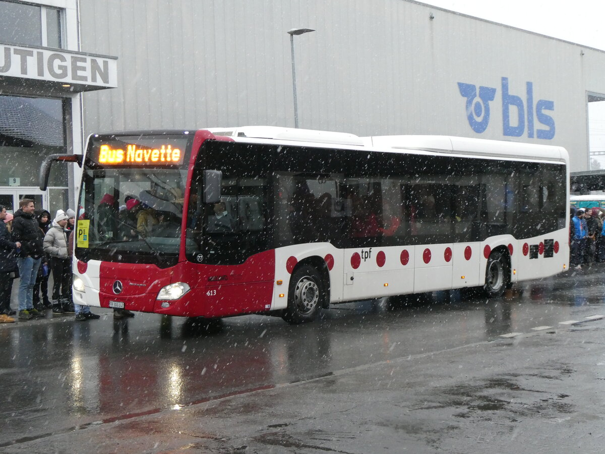 (258'210) - TPF Fribourg (Wieland 77) - Nr. 613/FR 300'242 - Mercedes am 6. Januar 2024 beim Bahnhof Frutigen