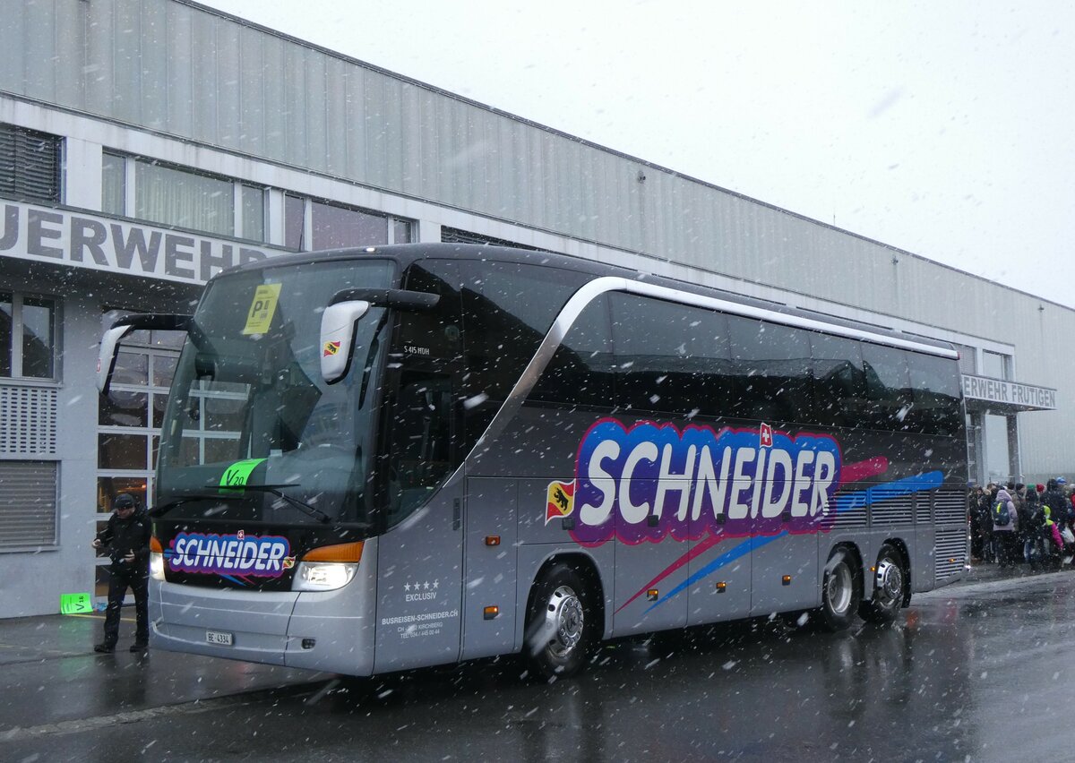 (258'216) - Schneider, Kirchberg - BE 4334 - Setra am 6. Januar 2024 beim Bahnhof Frutigen