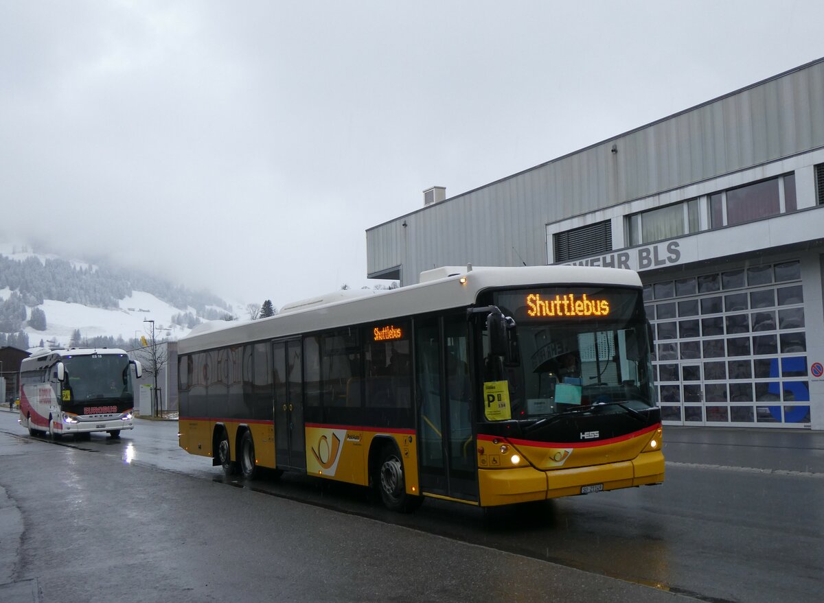 (258'453) - Steiner, Messen - SO 21'149/PID 5371 - Scania/Hess am 6. Januar 2024 beim Bahnhof Frutigen