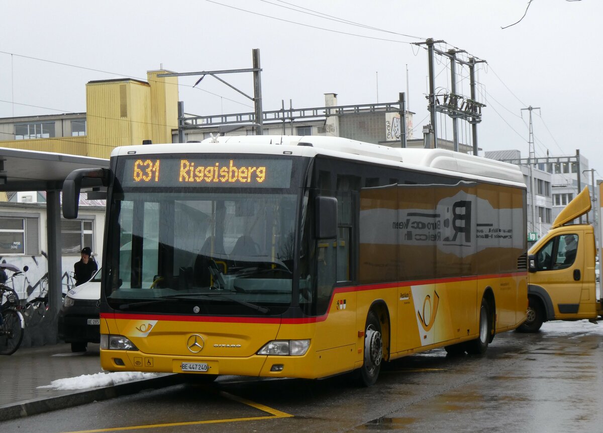 (258'854) - Engeloch, Riggisberg - Nr. 9/BE 447'240/PID 5578 - Mercedes am 22. Januar 2024 beim Bahnhof Kniz