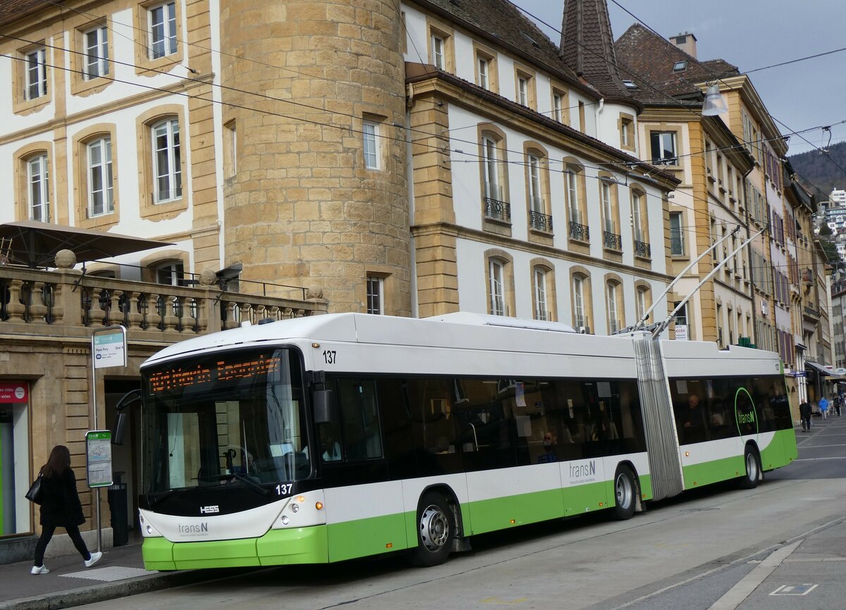 (258'931) - transN, La Chaux-de-Fonds - Nr. 137 - Hess/Hess Gelenktrolleybus (ex TN Neuchtel Nr. 137) am 26. Januar 2024 in Neuchtel, Place Pury