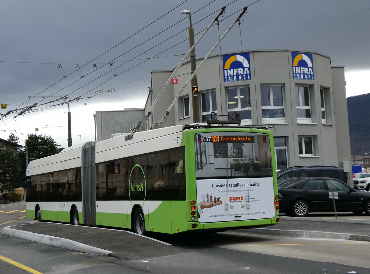 (258'961) - transN, La Chaux-de-Fonds - Nr. 137 - Hess/Hess Gelenktrolleybus (ex TN Neuchtel Nr. 137) am 26. Januar 2024 beim Bahnhof Marin-pagnier