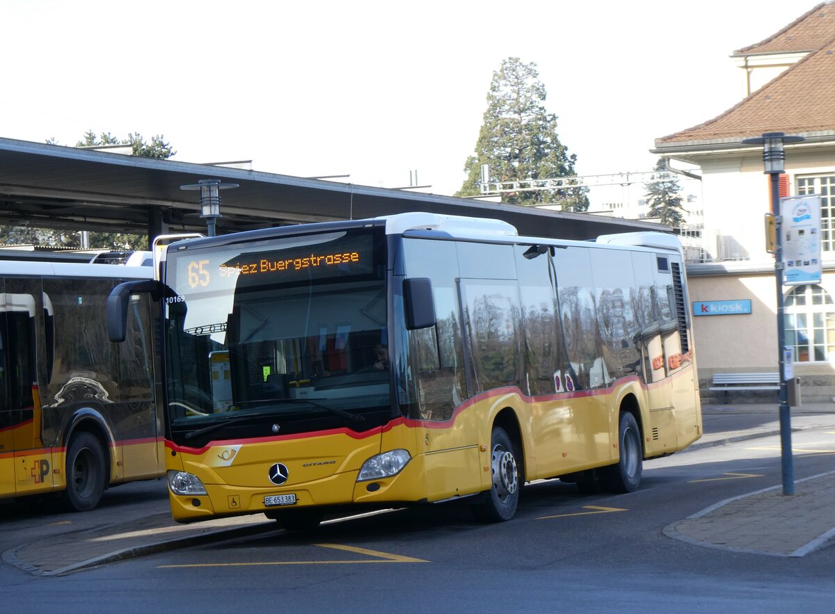 (258'978) - PostAuto Bern - BE 653'383/PID 10'169 - Mercedes am 29. Januar 2024 beim Bahnhof Spiez