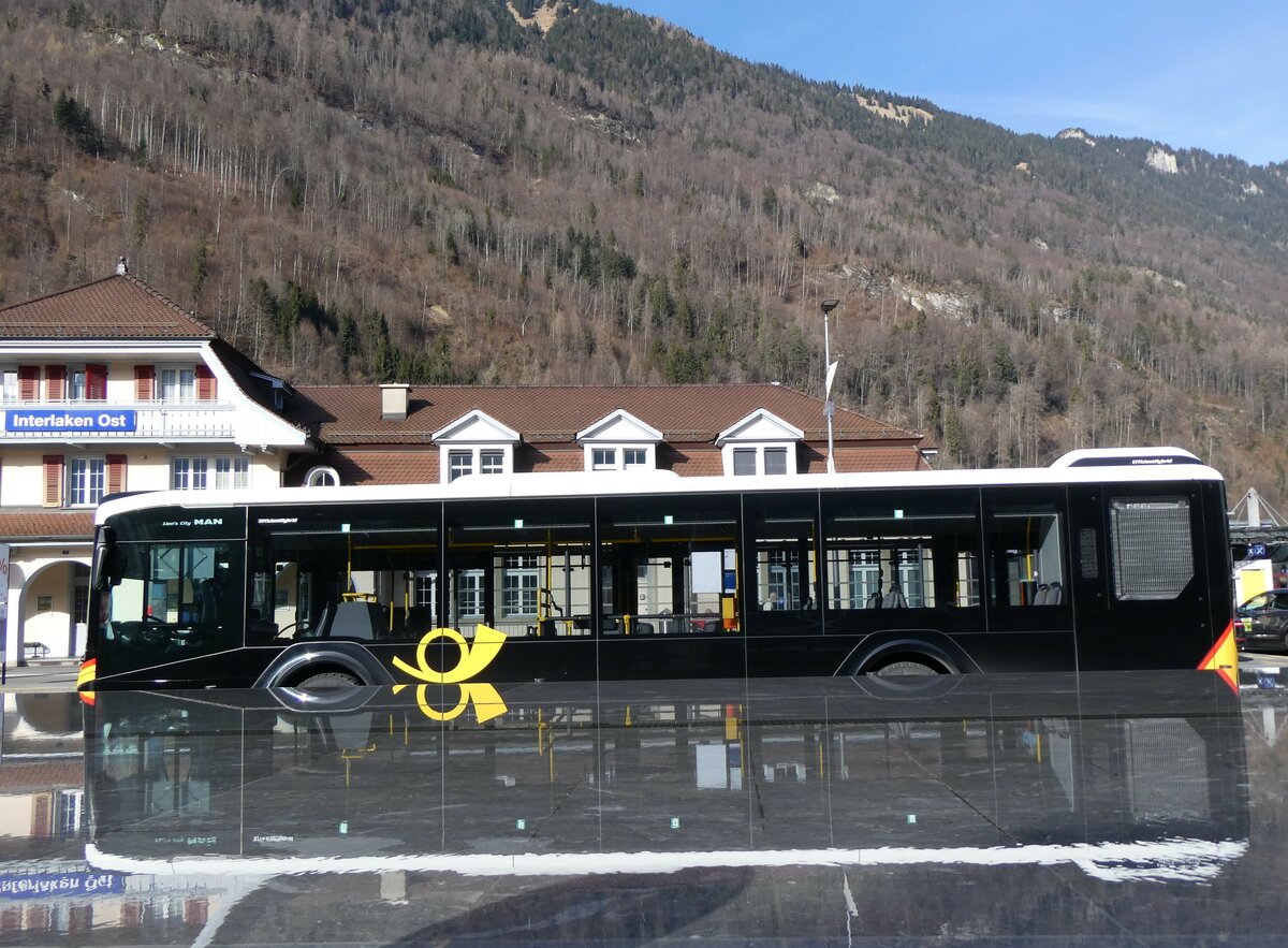 (258'991) - PostAuto Bern - BE 653'386/PID 12'065 - MAN am 29. Januar 2024 beim Bahnhof Interlaken Ost (Teilaufnahme)