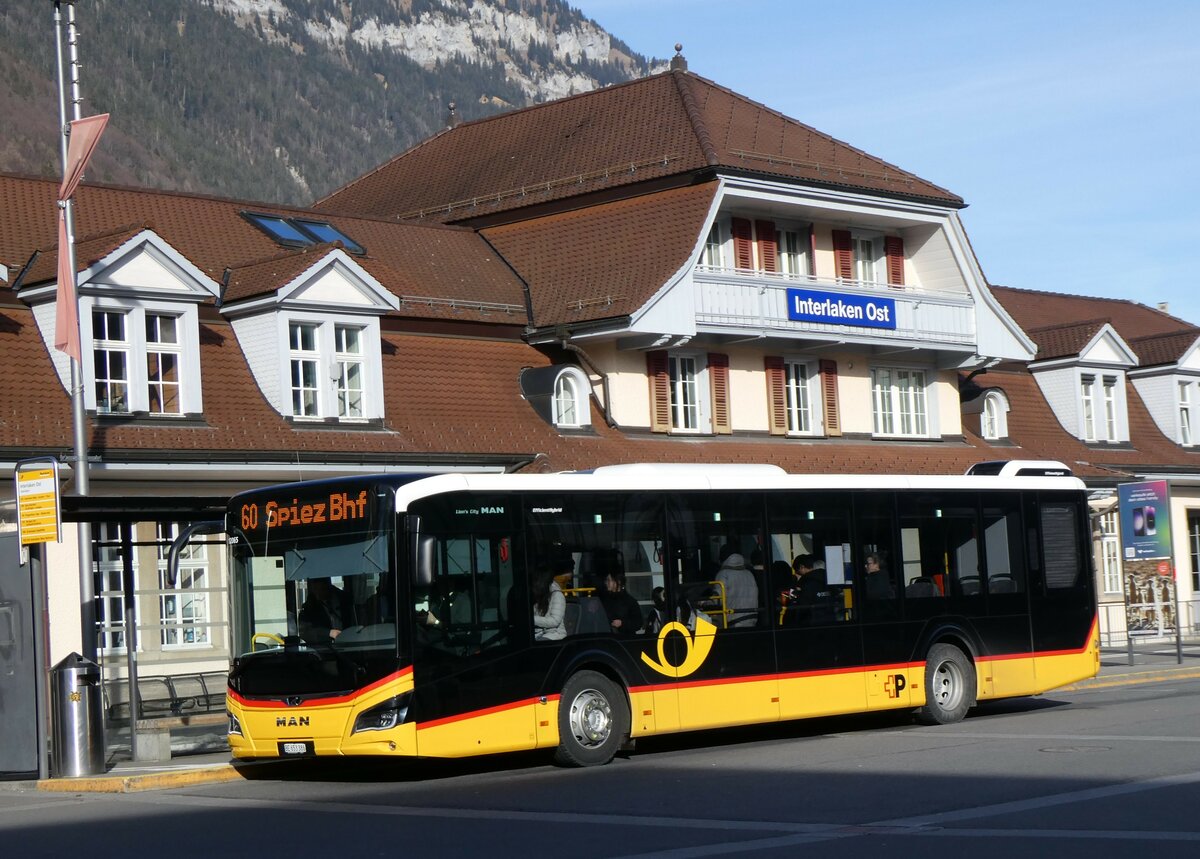 (258'996) - PostAuto Bern - BE 653'386/PID 12'065 - MAN am 29. Januar 2024 beim Bahnhof Interlaken Ost