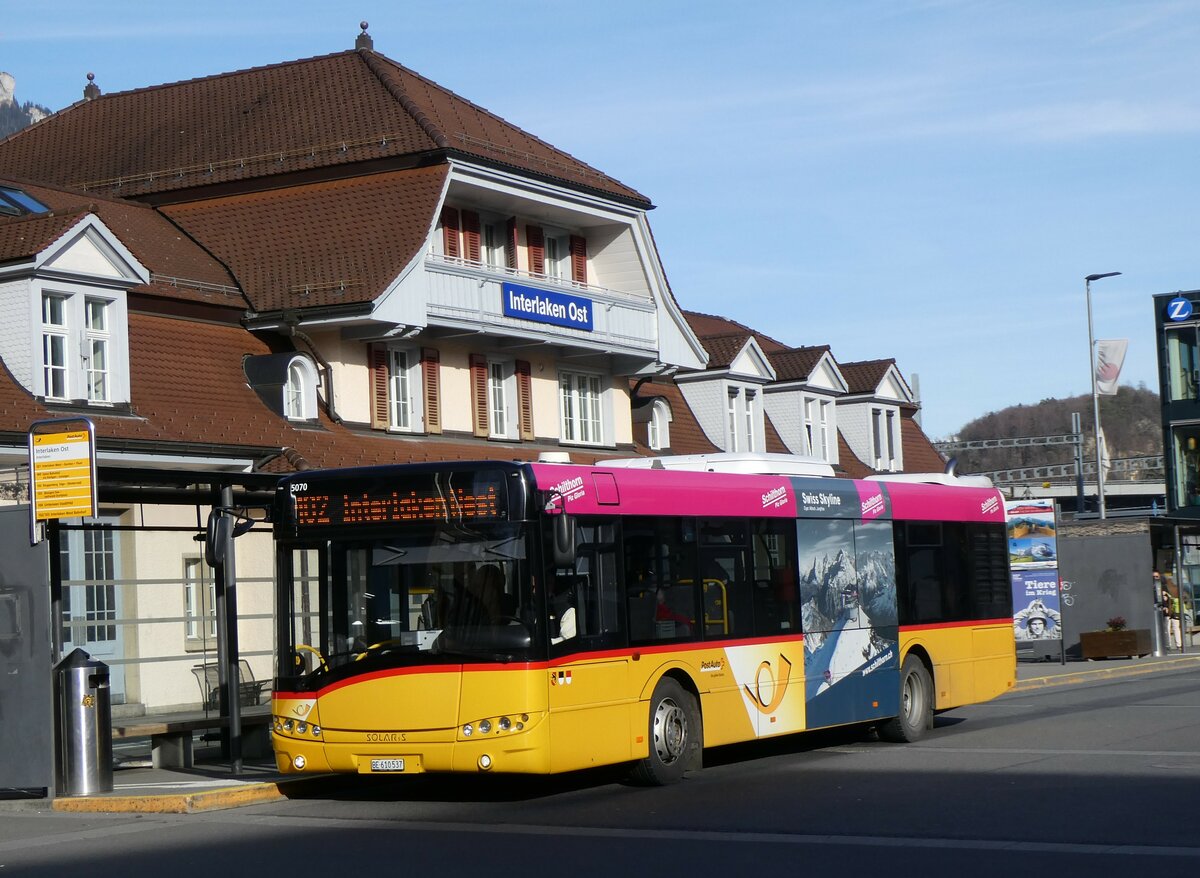 (258'998) - PostAuto Bern - BE 610'537/PID 5070 - Solaris am 29. Januar 2024 beim Bahnhof Interlaken Ost