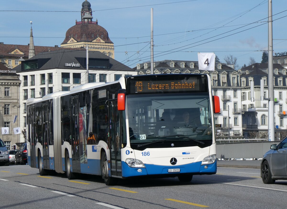 (259'149) - VBL Luzern - Nr. 186/LU 15'015 - Mercedes am 6. Februar 2024 in Luzern, Bahnhofbrcke