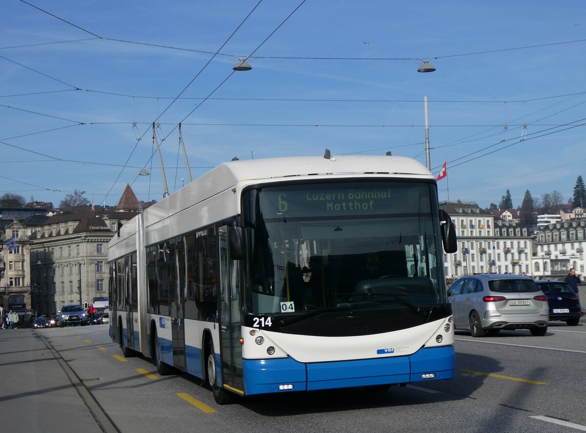 (259'150) - VBL Luzern - Nr. 214 - Hess/Hess Gelenktrolleybus am 6. Februar 2024 in Luzern, Bahnhofbrcke