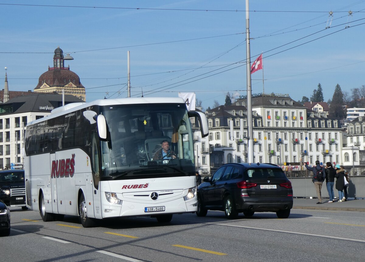 (259'168) - Aus Tschechien: Rubes, Risuty - 4SR 5466 - Mercedes am 6. Februar 2024 in Luzern, Bahnhofbrcke