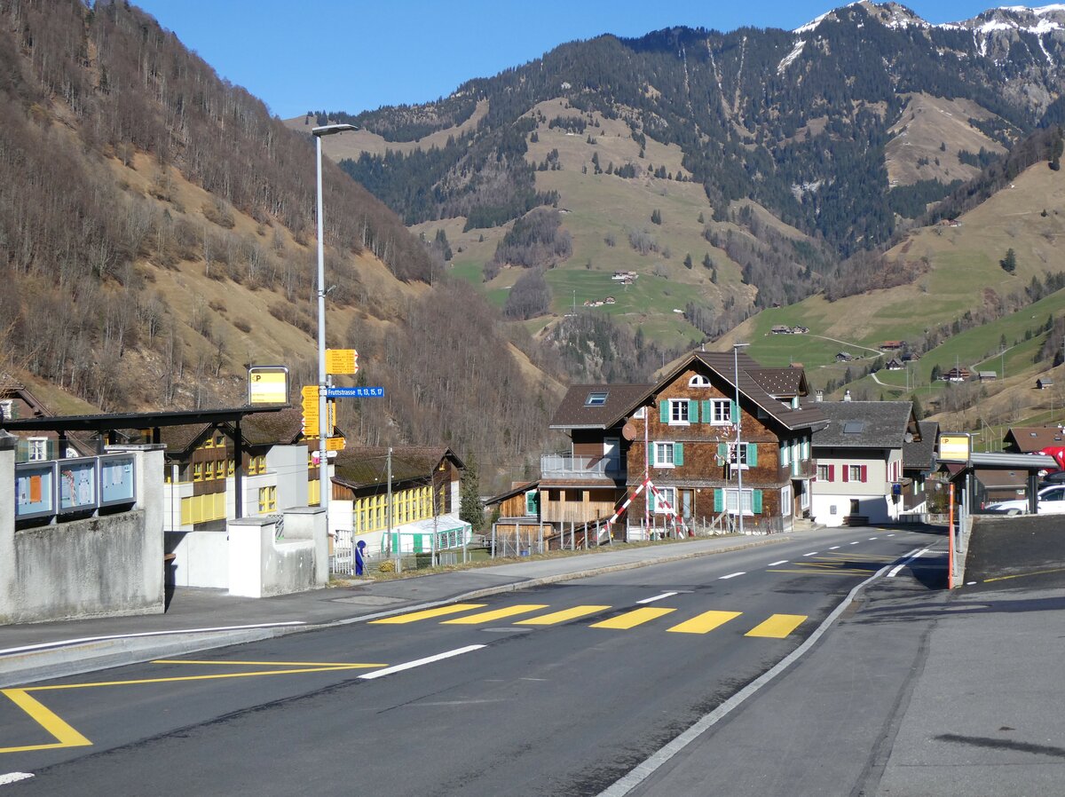 (259'306) - PostAuto-Haltestellen am 13. Februar 2024 in Melchtal, Dorf