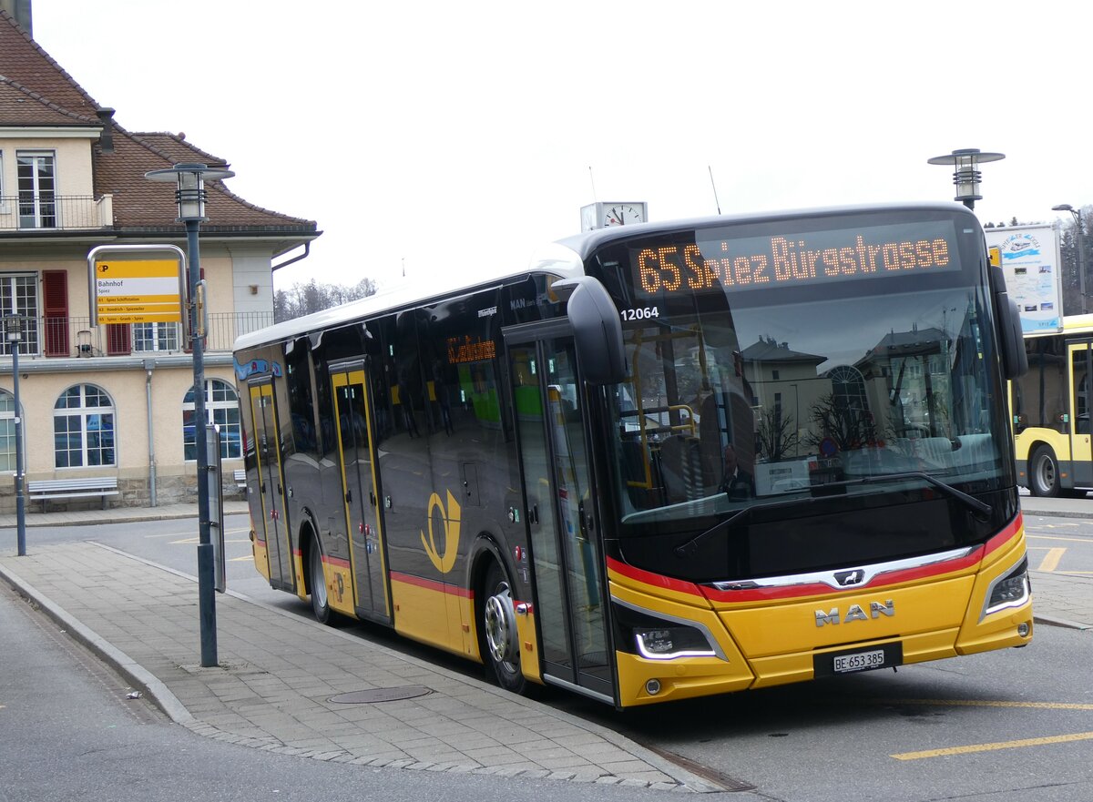 (259'641) - PostAuto Bern - BE 653'385/PID 12'064 - MAN am 26. Februar 2024 beim Bahnhof Spiez
