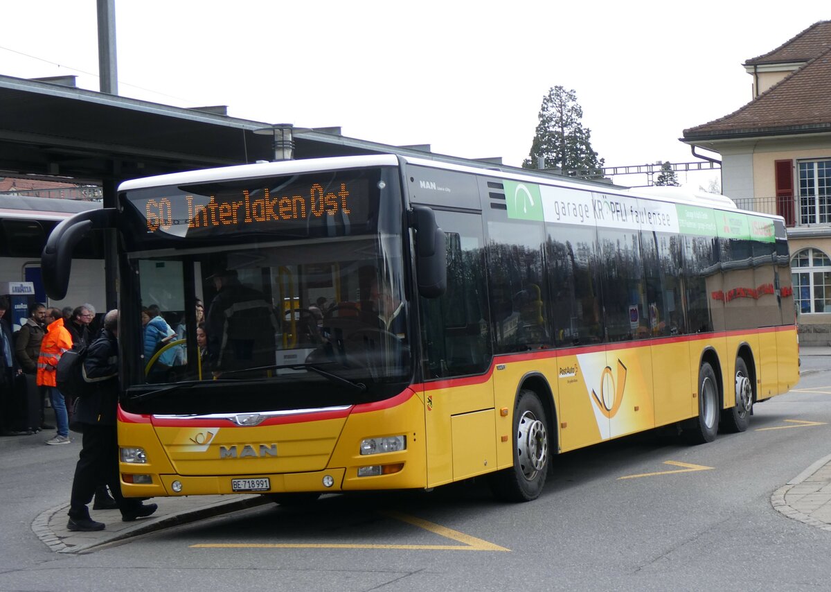(259'653) - PostAuto Bern - BE 718'991/PID 10'526 - MAN am 26. Februar 2024 beim Bahnhof Spiez