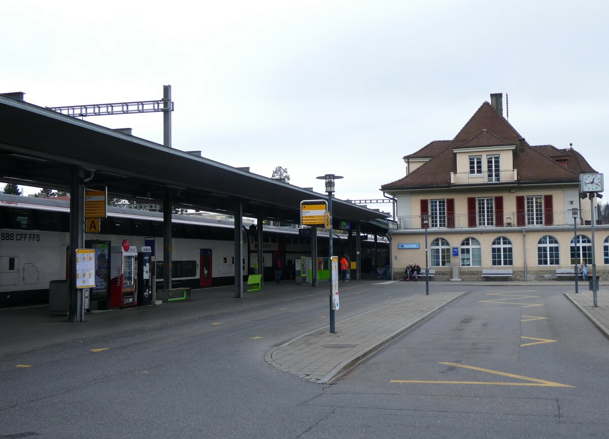 (259'665) - PostAuto-Haltestellen am 26. Februar 2024 beim Bahnhof Spiez