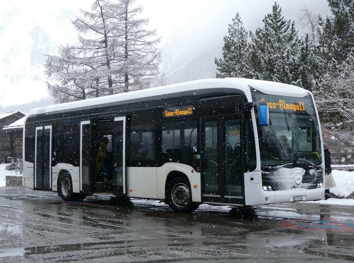 (259'711) - Daimler Buses, Winterthur - VS 565'808 - eMercedes am 27. Februar 2024 in Saas-Fee, Busterminal (Einsatz PostAuto)