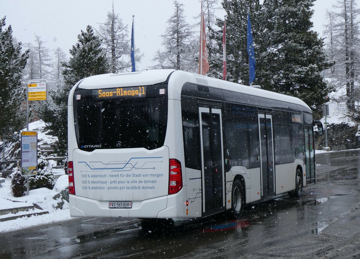 (259'713) - Daimler Buses, Winterthur - VS 565'808 - eMercedes am 27. Februar 2024 in Saas-Fee, Busterminal (Einsatz PostAuto)