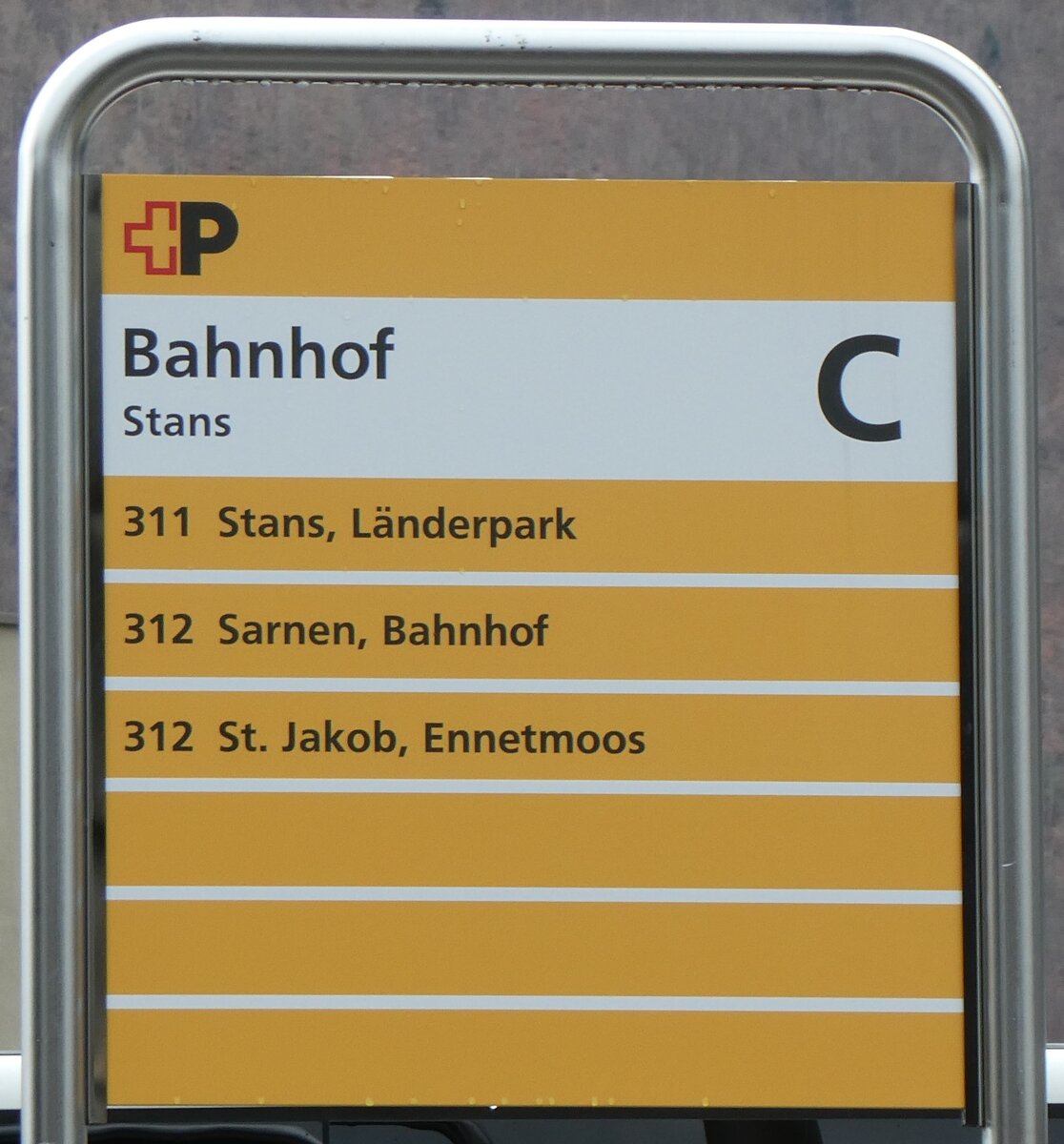 (260'296) - +P-Haltestellenschild - Stans, Bahnhof - am 12. Mrz 2024