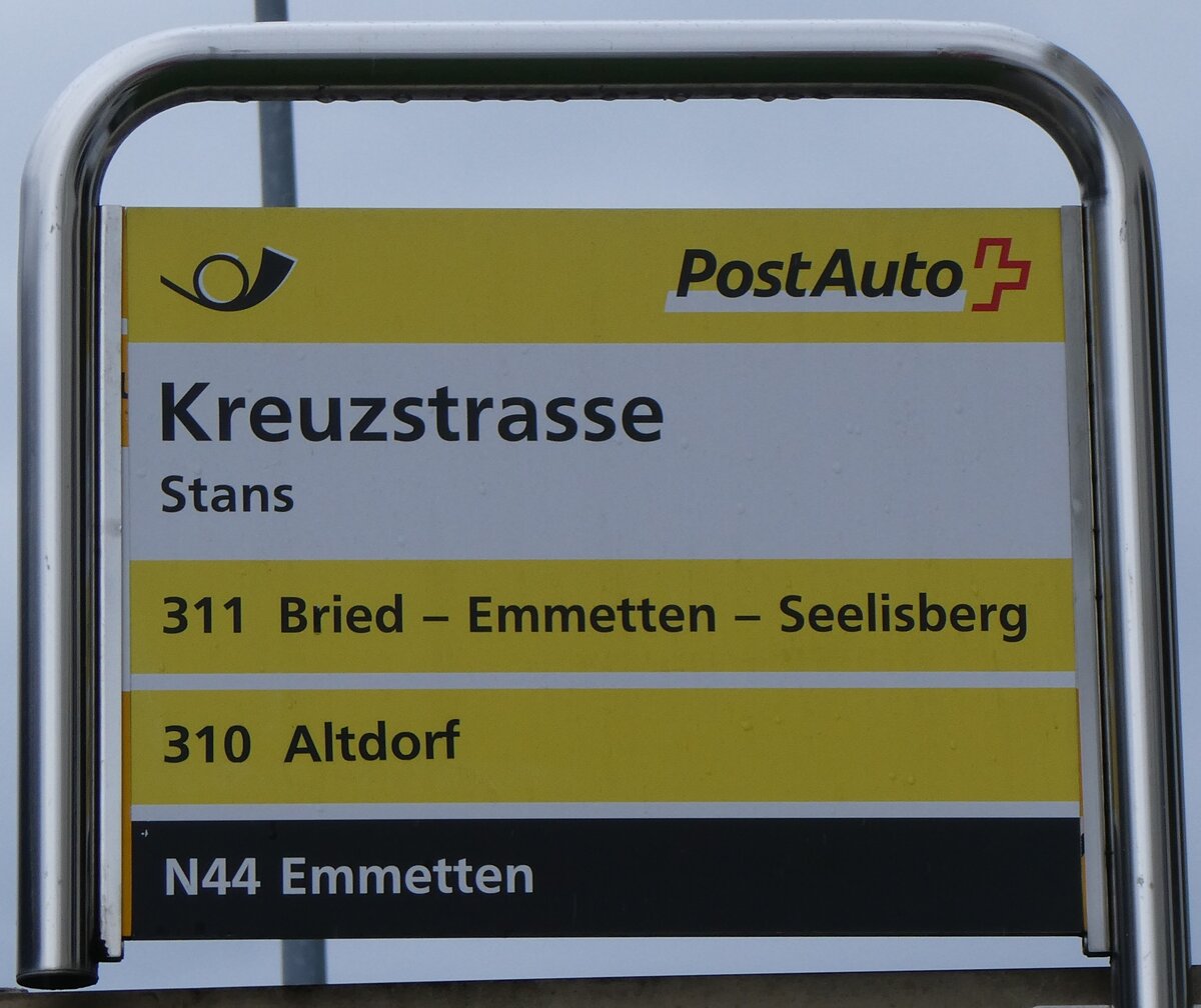 (260'299) - PostAuto-Haltestellenschild - Stans, Kreuzstrasse - am 12. Mrz 2024