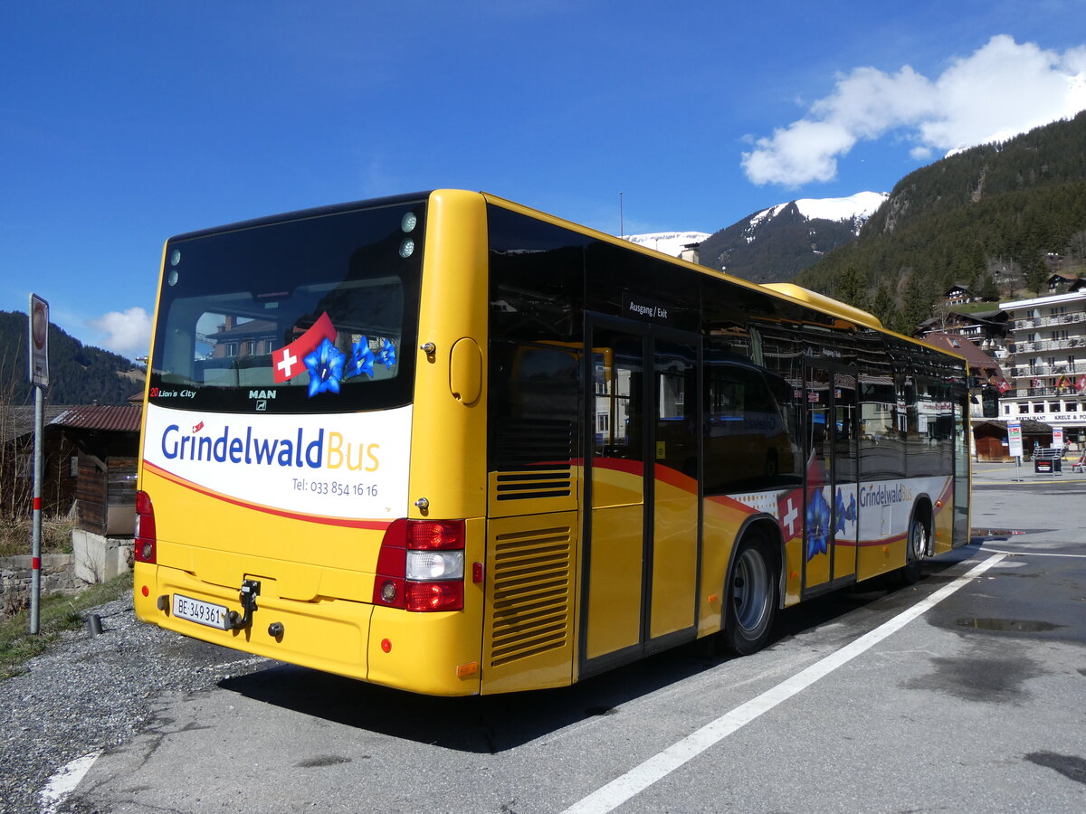 (260'511) - GrindelwaldBus, Grindelwald - Nr. 20/BE 349'361 - MAN/Gppel am 19. Mrz 2024 beim Bahnhof Grindelwald