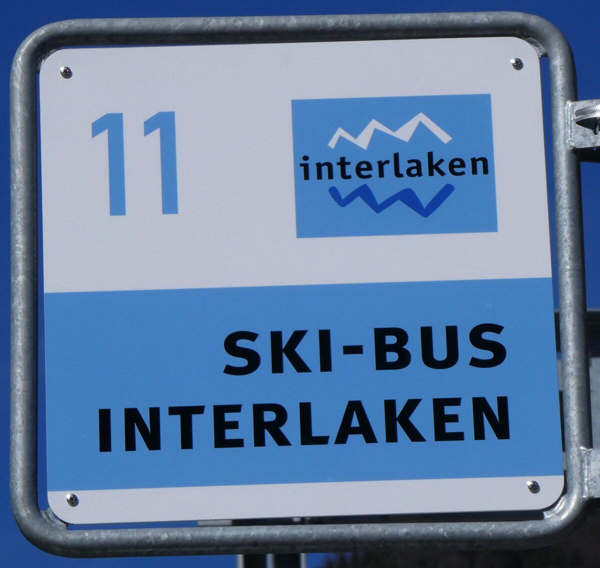 (260'561) - SKI-BUS INTERLAKEN-Haltestellenschild - Zweiltschinen, Bahnhof - am 19. Mrz 2024