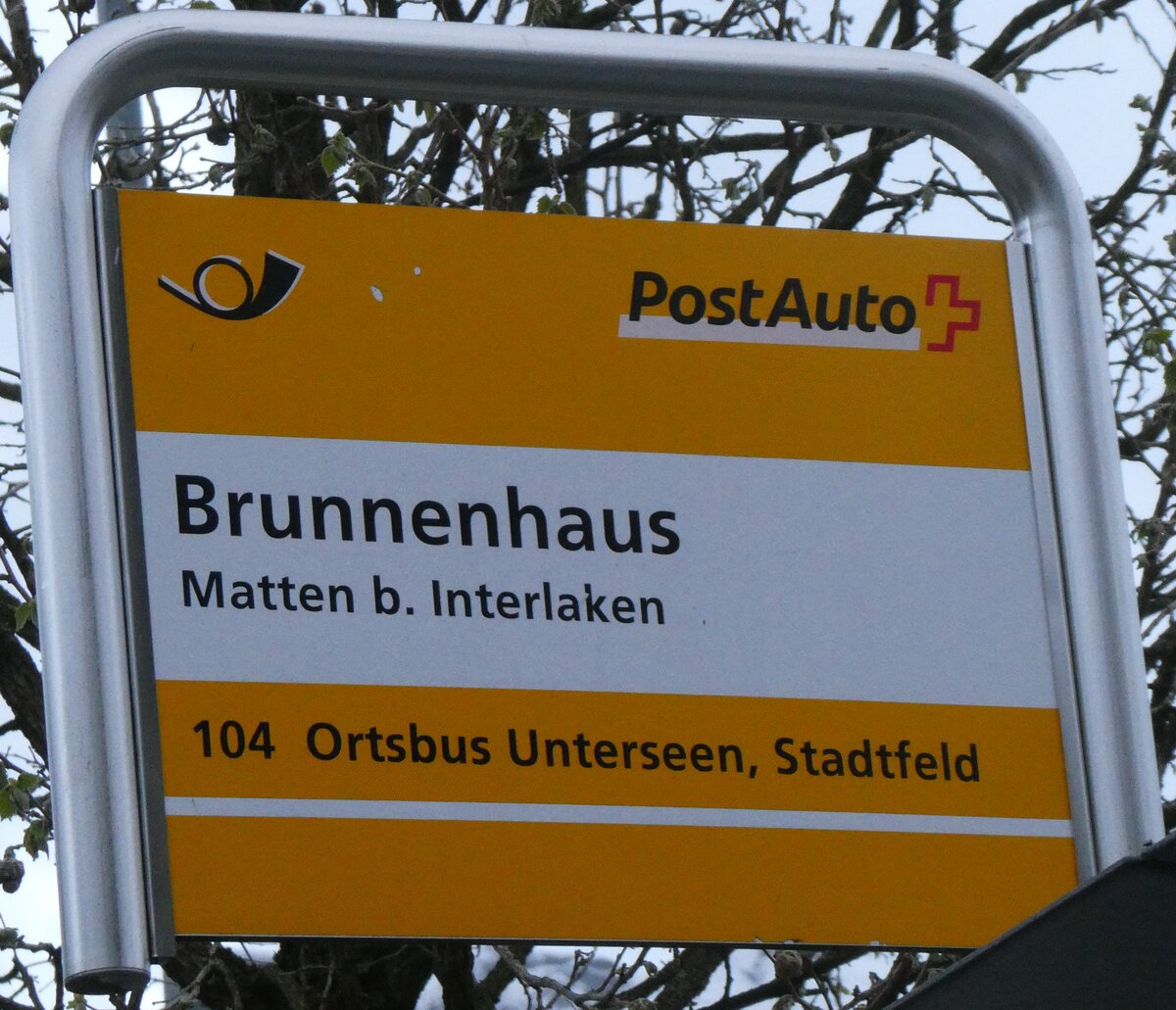 (260'708) - PostAuto-Haltestellenschild - Matten b. Interlaken, Brunnenhaus - am 26. Mrz 2024