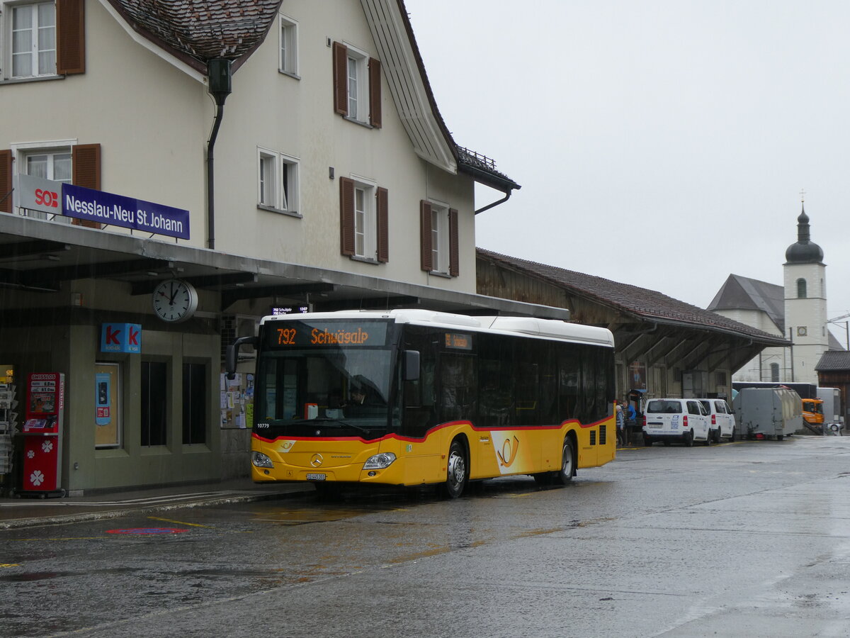 (260'911) - PostAuto Ostschweiz - SG 445'301/PID 10'779 - Mercedes am 1. April 2024 beim Bahnhof Nesslau-Neu St. Johann
