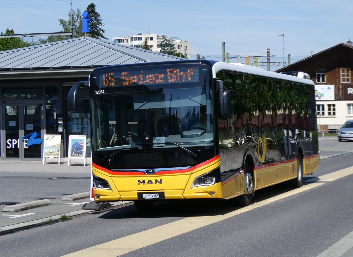 (262'357) - PostAuto Bern - BE 653'385/PID 12'064 - MAN am 14. Mai 2024 beim Bahnhof Spiez