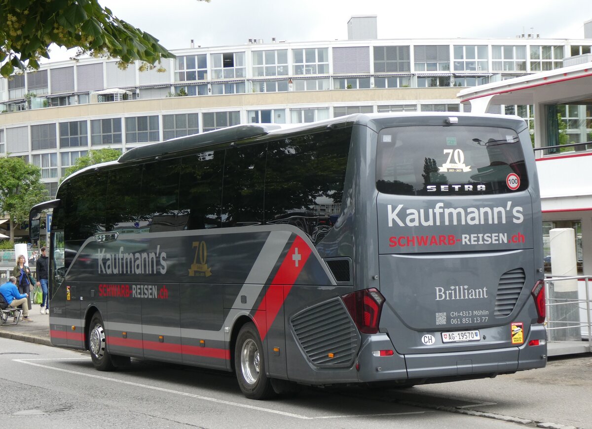 (263'654) - Kaufmann's Schwarb-Reisen, Mhlin - Nr. 32/AG 19'570 - Setra am 11. Juni 2024 bei der Schifflndte Thun
