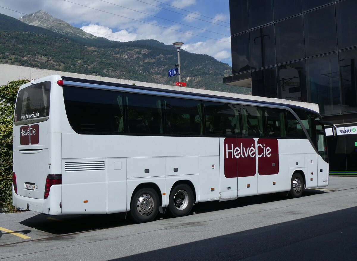 (265'516) - HelvCie, Satigny - Nr. 20'029/GE 960'939 - Setra am 8. August 2024 beim Bahnhof Visp