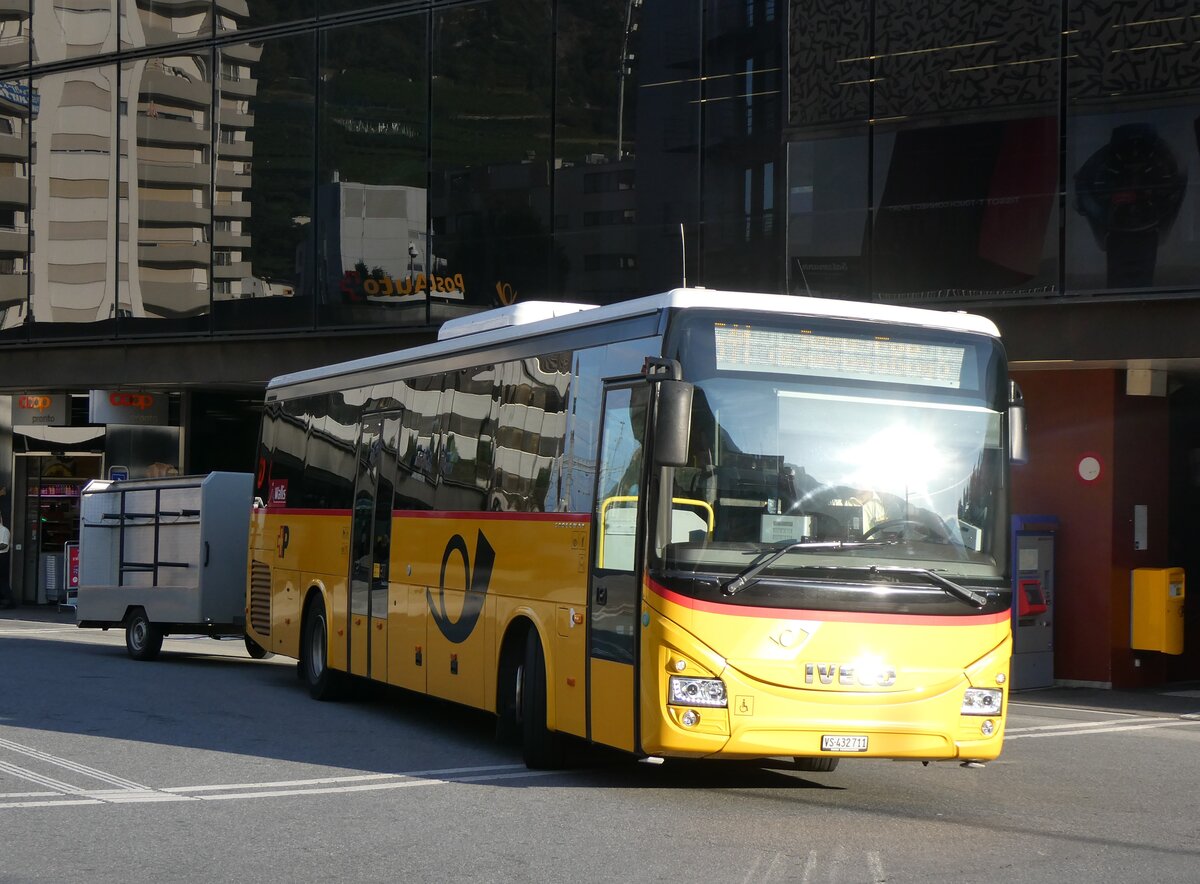 (266'513) - PostAuto Wallis - VS 432'711/PID 10'278 - Iveco am 1. September 2024 beim Bahnhof Visp