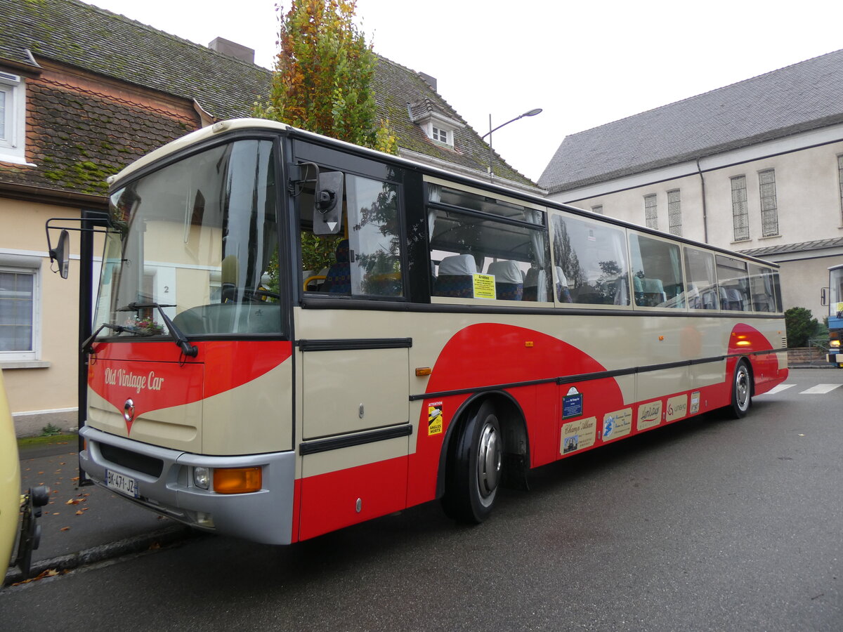 (268'557) - Europ. Classic Motors, Haguenau - BK 471 JZ - Irisbus-Karosa (ex Herviaux, Guer) am 26. Oktober 2024 in Ostheim, Place des Cigognes