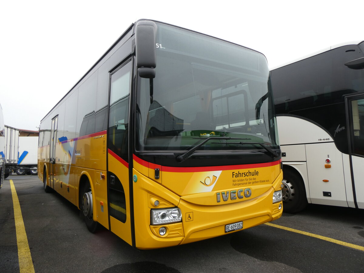 (269'109) - PostAuto Bern - BE 609'082/PID 10'751 - Iveco am 10. November 2024 in Kerzers, Interbus