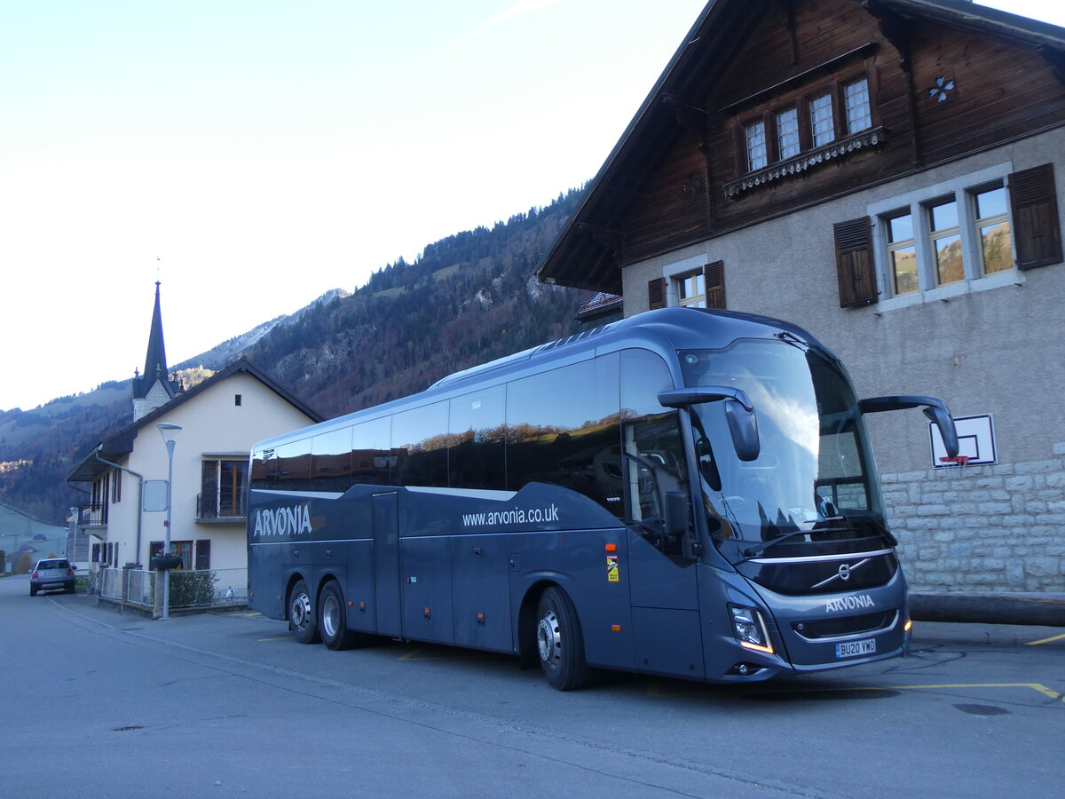 (269'193) - Aus England: Arvonia, Caernarfon - BU20 VWO - Volvo am 16. November 2024 beim Bahnhof Montbovon