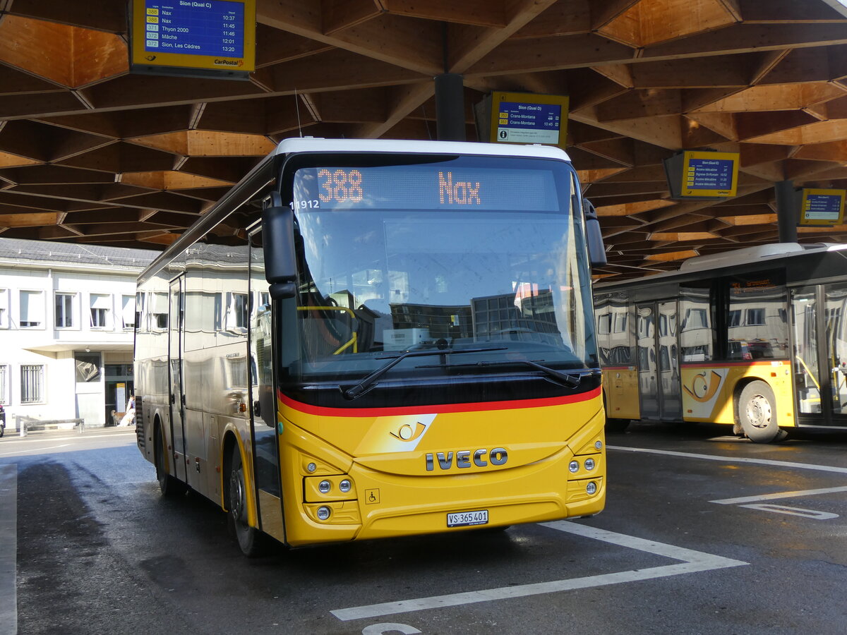 (269'437) - PostAuto Wallis - Nr. 19/VS 365'401/PID 11'912 - Iveco am 29. November 2024 beim Bahnhof Sion