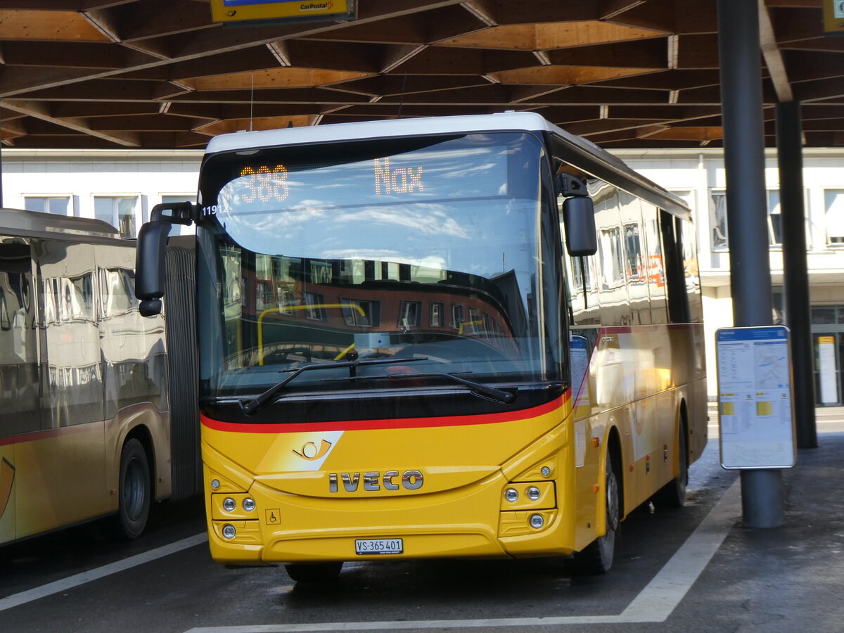 (269'438) - PostAuto Wallis - Nr. 19/VS 365'401 - Iveco am 29. November 2024 beim Bahnhof Sion