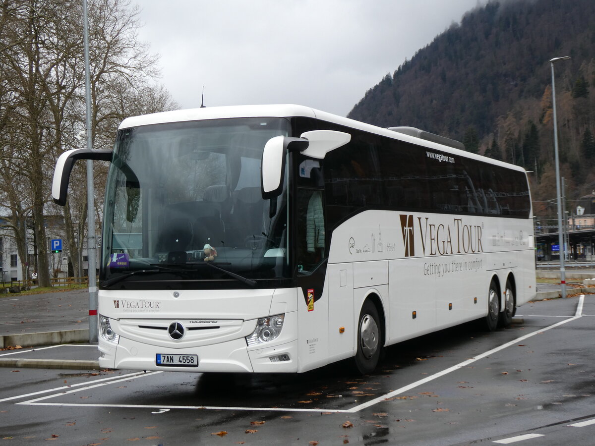 (269'706) - Aus Tschechien: Vega Tour, Praha - Nr. 246/7AN 4558 - Mercedes am 9. Dezember 2024 beim Bahnhof Interlaken Ost