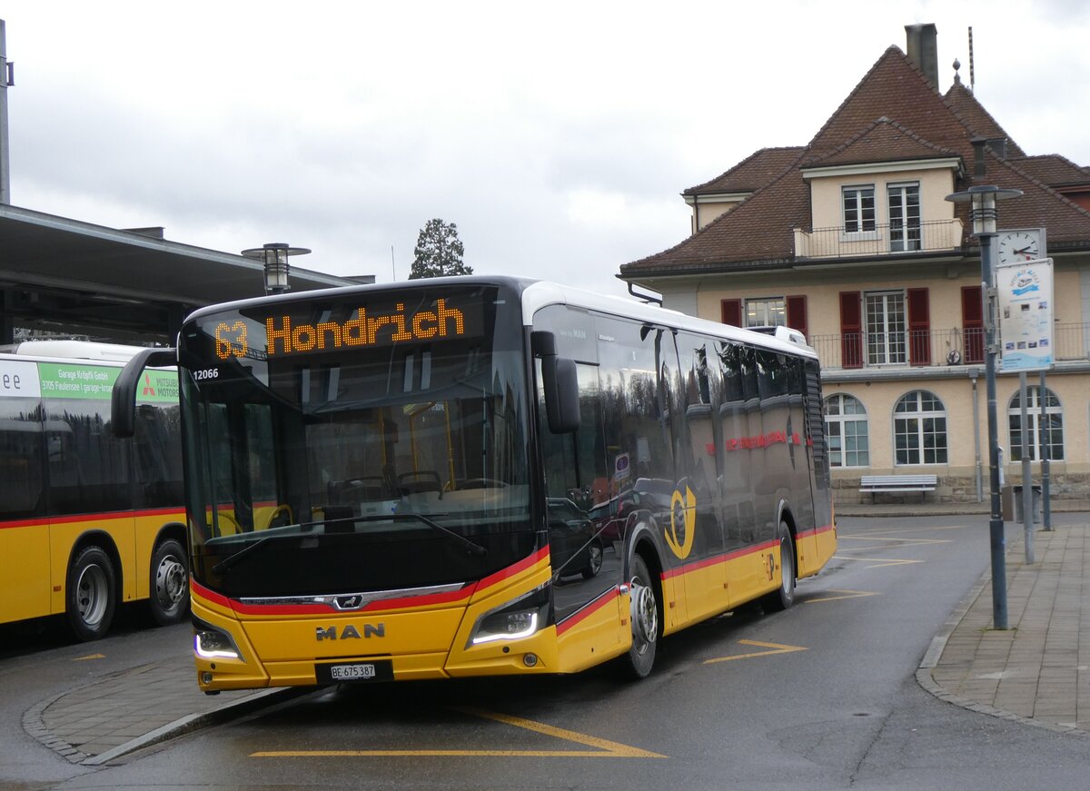 (269'719) - PostAuto Bern - BE 675'387/PID 12'066 - MAN am 9. Dezember 2024 beim Bahnhof Spiez 