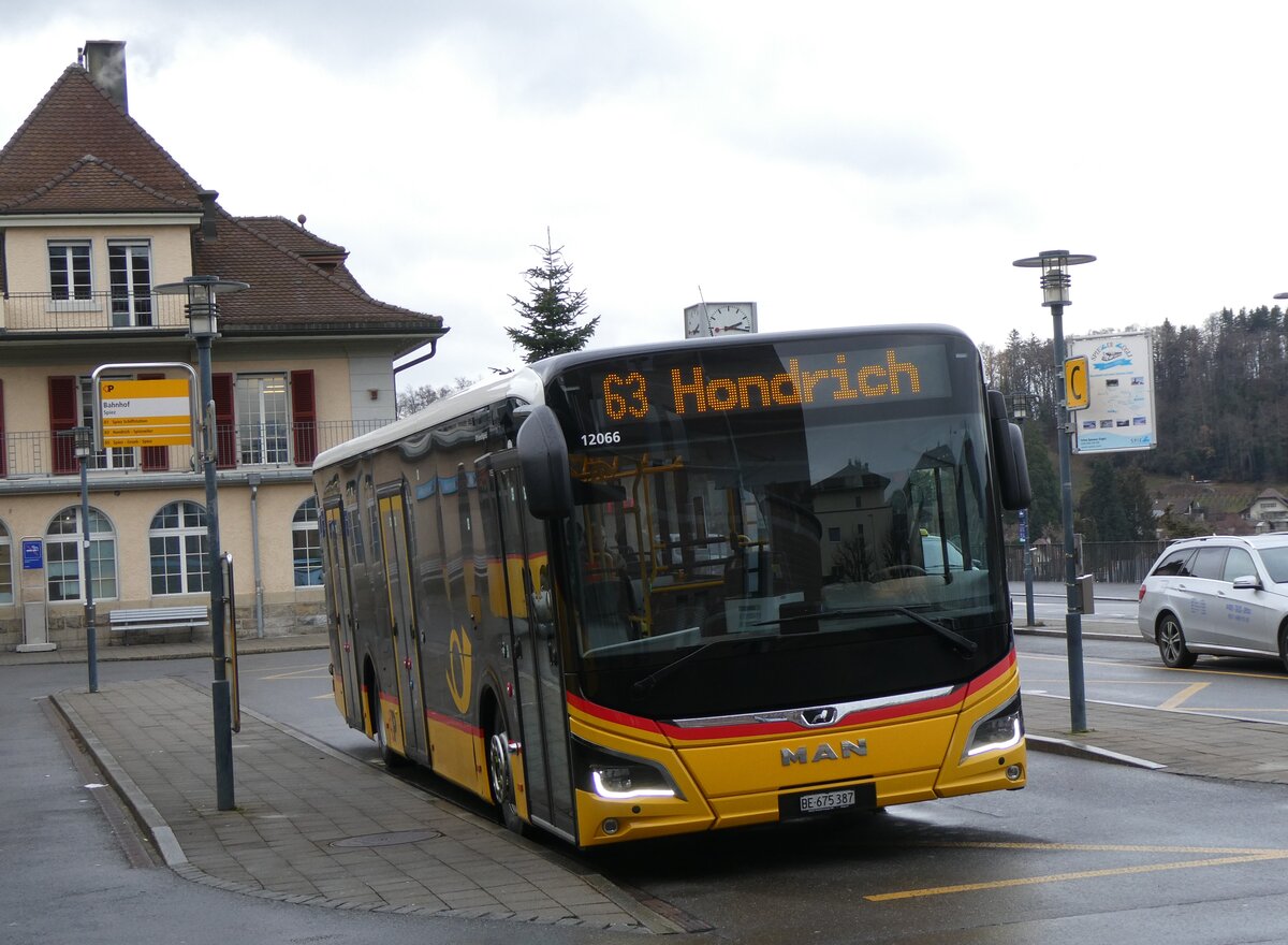 (269'720) - PostAuto Bern - BE 675'387/PID 12'066 - MAN am 9. Dezember 2024 beim Bahnhof Spiez