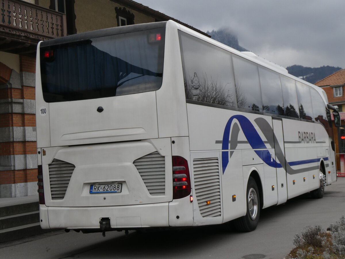 (269'795) - Aus Polen: Barbara, Krosno - Nr. 73/RK 62'088 - Mercedes am 10. Dezember 2024 beim Bahnhof Meiringen