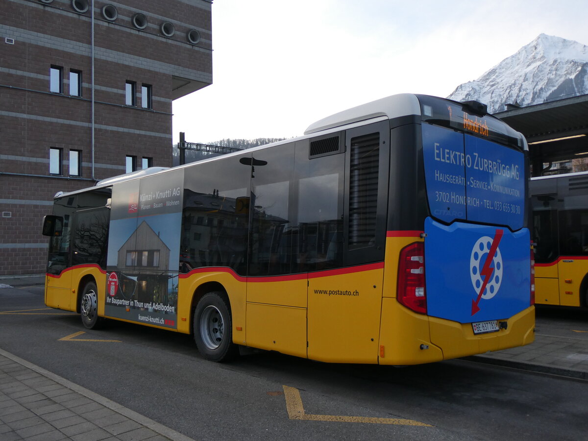 (269'836) - PostAuto Bern - BE 637'781/PID 11'216 - Mercedes am 13. Dezember 2024 beim Bahnhof Spiez