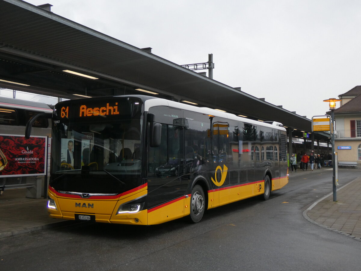 (269'848) - PostAuto Bern - BE 653'384/PID 12'063 - MAN am 14. Dezember 2024 beim Bahnhof Spiez