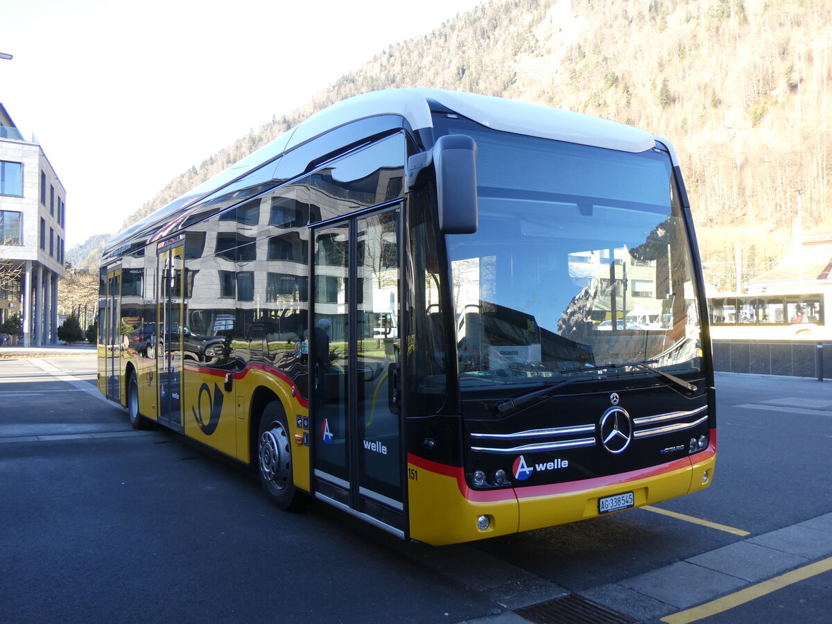 (269'886) - Voegtlin-Meyer, Brugg - Nr. 151/AG 338'545/PID 12'018 - eMercedes am 16. Dezember 2024 beim Bahnhof Interlaken Ost (Einsatz PostAuto)