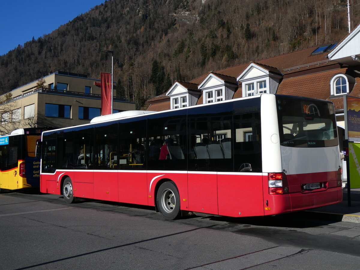 (269'893) - PostAuto Bern - BE 403'166/PID 12'33? - MAN (ex A-Wien) am 16. Dezember 2024 beim Bahnhof Interlaken Ost