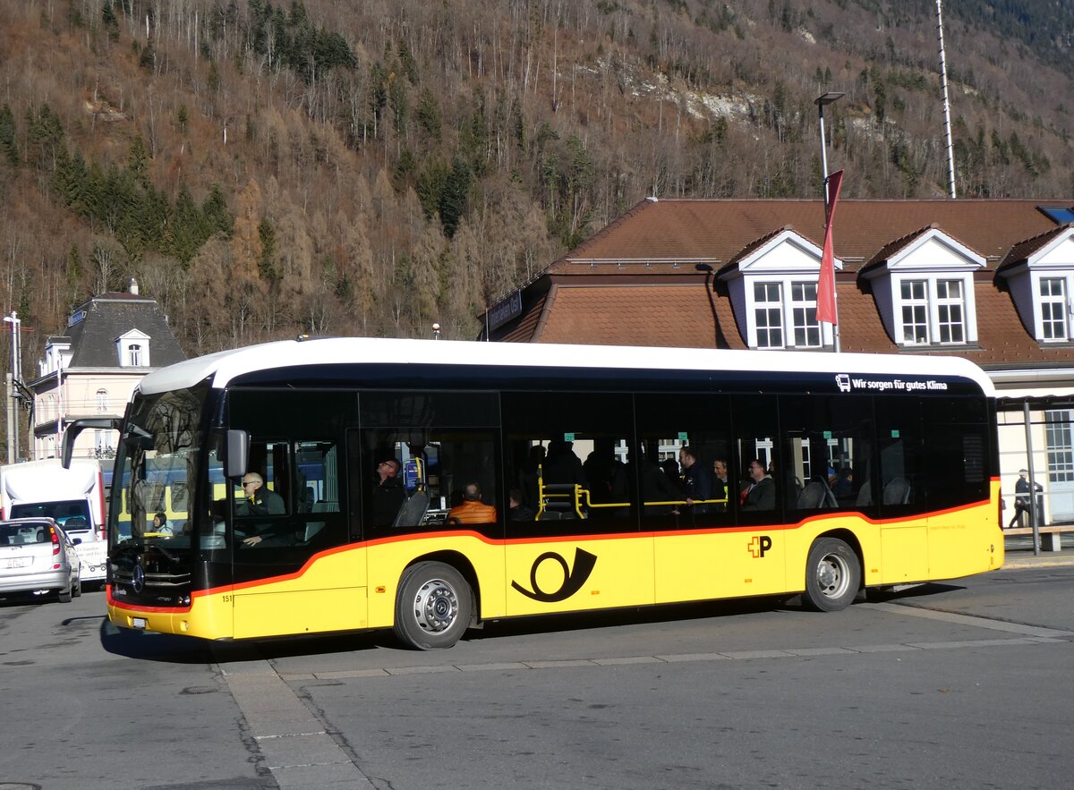 (269'898) - Voegtlin-Meyer, Brugg - Nr. 151/AG 338'545/PID 12'018 - eMercedes am 16. Dezember 2024 beim Bahnhof Interlaken Ost (Einsatz PostAuto)