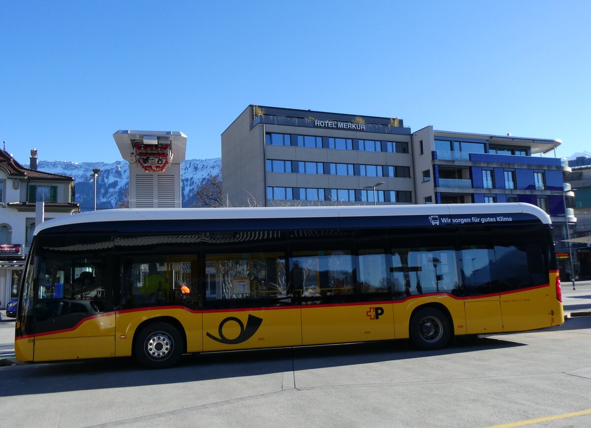 (269'914) - Voegtlin-Meyer, Brugg - Nr. 151/BE 338'545/PID 12'018 - eMercedes am 16. Dezember 2024 beim Bahnhof Interlaken West (Einsatz PostAuto)