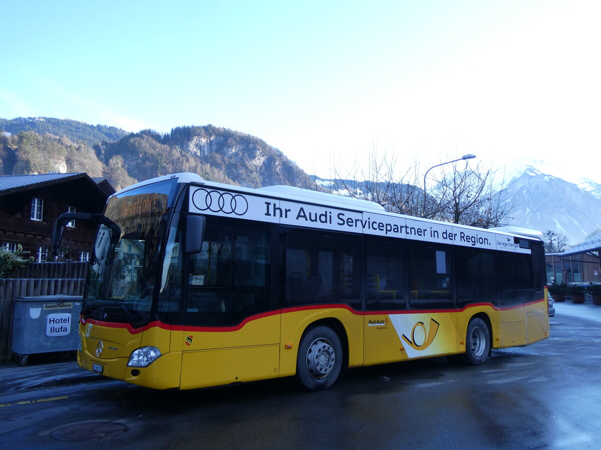 (269'936) - Flck, Brienz - Nr. 22/BE 868'722/PID 11'213 - Mercedes am 17. Dezember 2024 in Meiringen, Postautostation