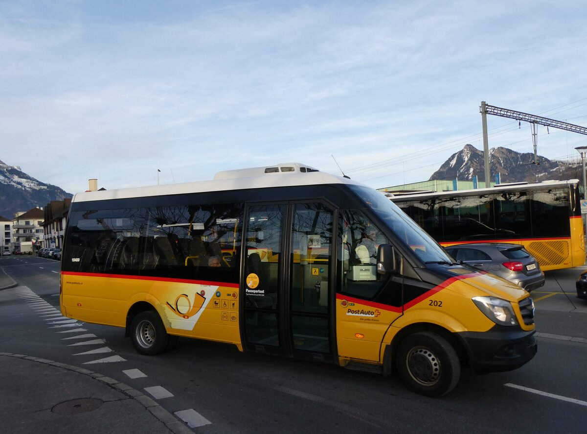 (269'959) - PostAuto Zentralschweiz - Nr. 202/OW 10'314/PID 10'400 - Mercedes (ex Nr. 8; ex Dillier, Sarnen Nr. 8) am 17. Dezember 2024 beim Bahnhof Sarnen 