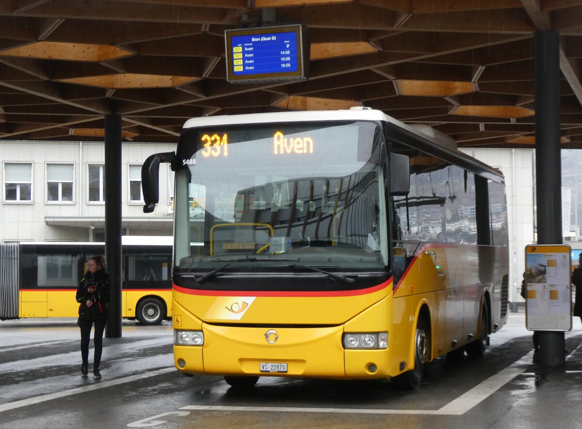 (269'990) - Evquoz, Erde - VS 22'870/PID 5488 - Irisbus am 19. Dezember 2024 beim Bahnhof Sion